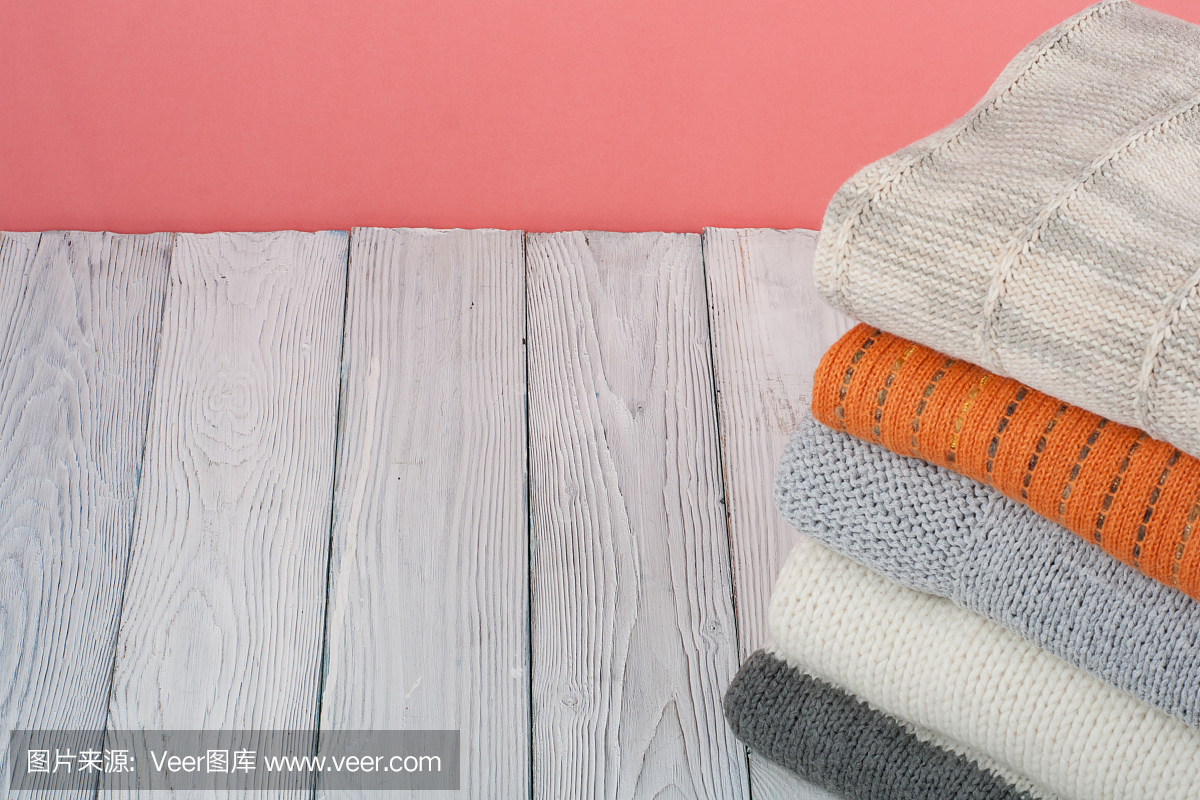 针织羊毛毛衣。堆针织的冬天,秋天衣服上的红色,木制的背景,毛衣,针织品,文字空间