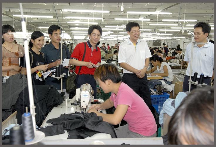 我们在一家服装厂调查,平湖的服装业发达,大部分是来样加工,产品外销